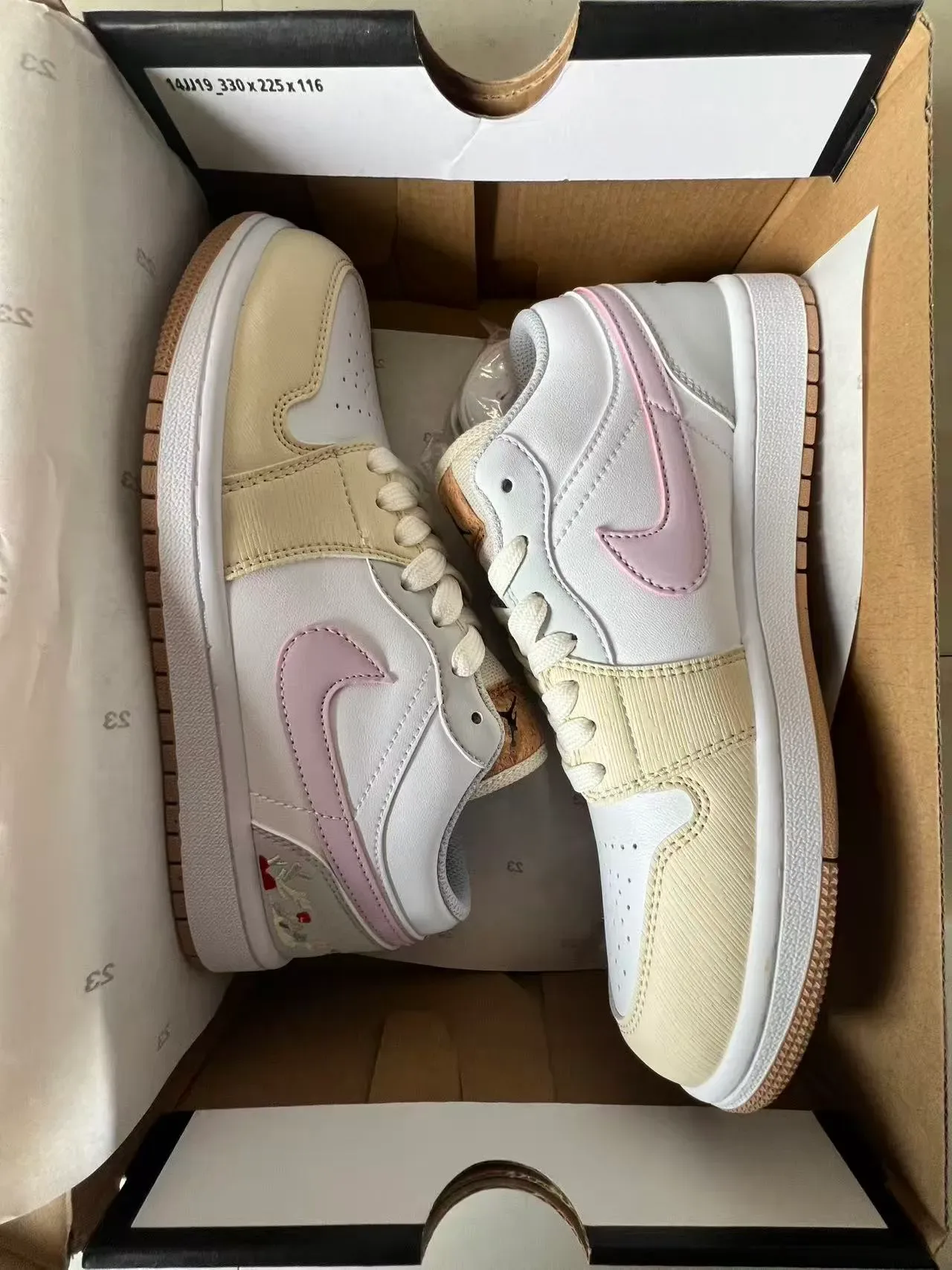 Nike sneakers lifestyle blanches et roses basses en cuir et synthétique 9