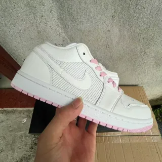 Nike أبيض وردي أحذية رياضية منخفضة أعلى جلدية نمط حياة