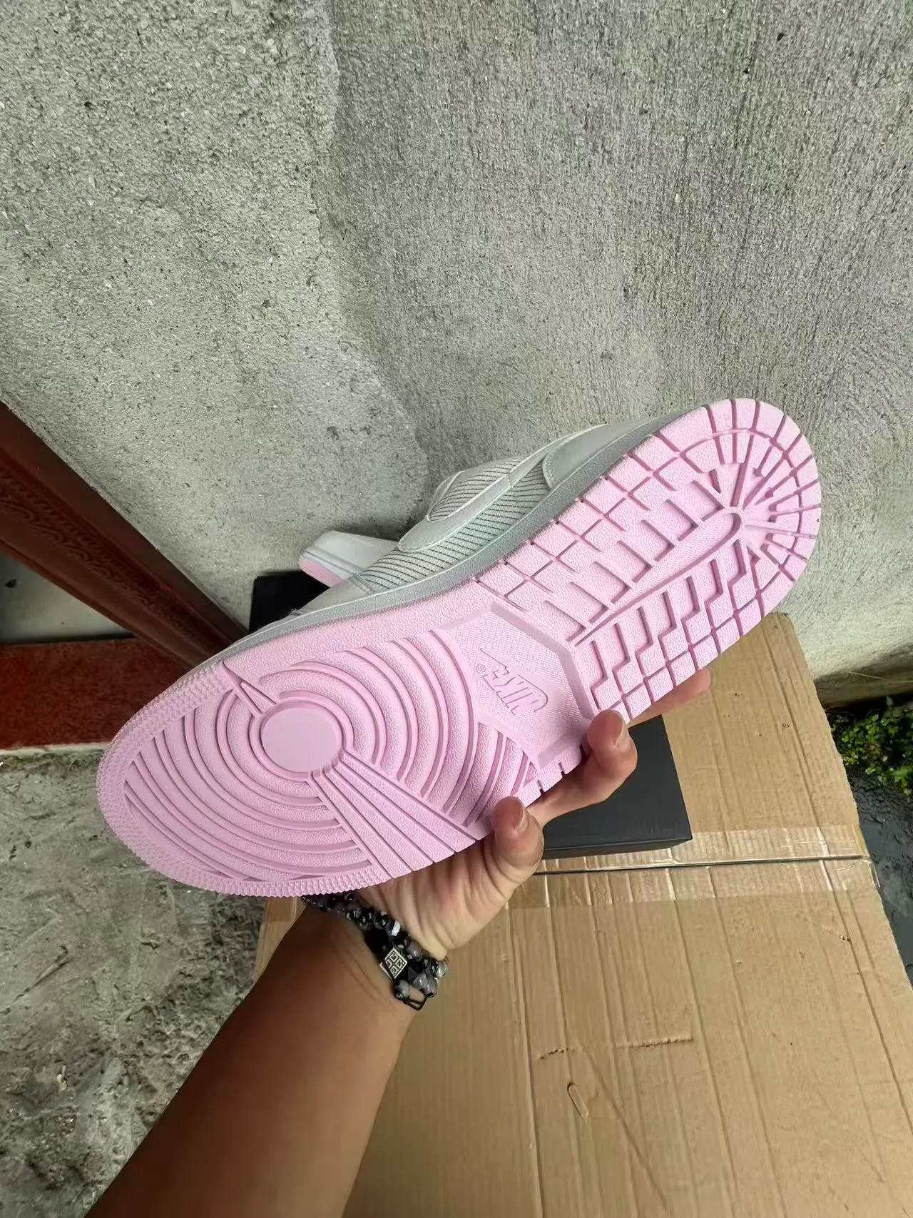 Nike White Pink Low-Top Leather Upper Lifestyle Sneakers 6