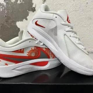 Nike सफेद लाल हाई टॉप सिल्हूट जाली और सिंथेटिक ऊपरी बास्केटबॉल जूते