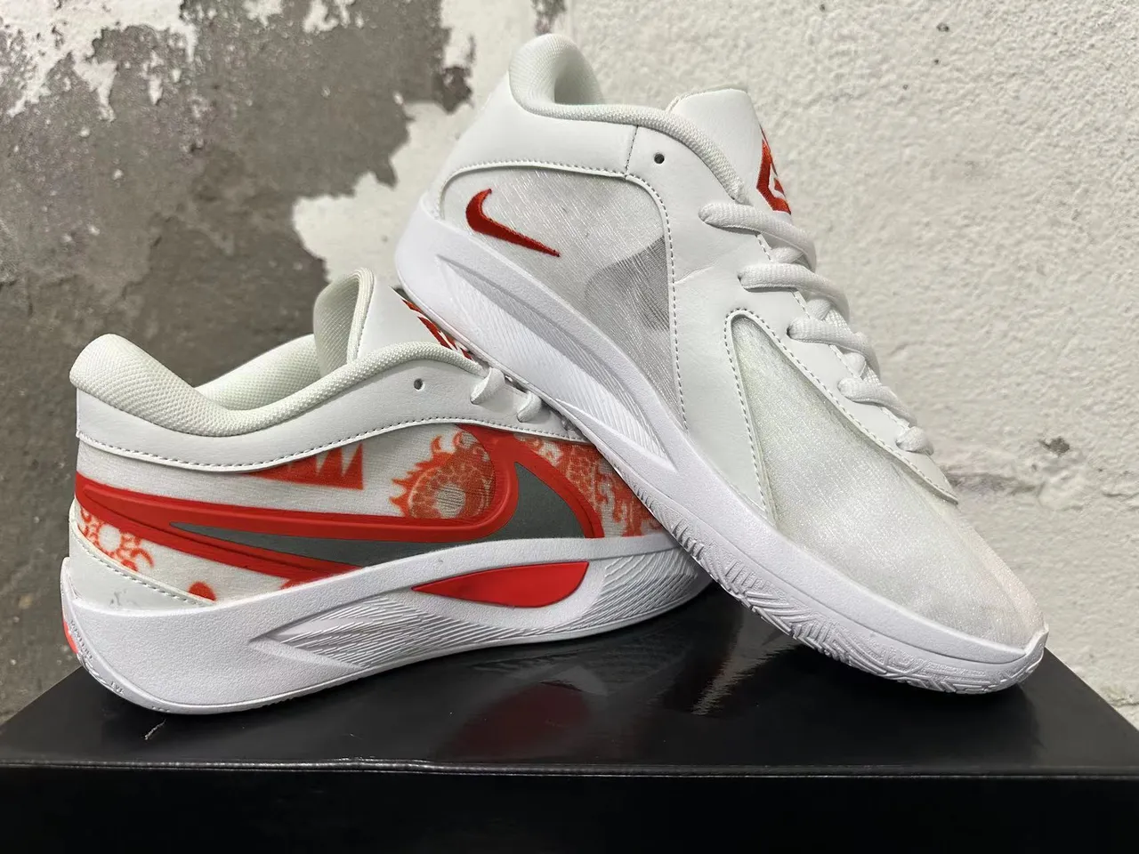 Nike সাদা লাল হাই-টপ সিলহুয়েট মেশ এবং সিন্থেটিক উপরের বাস্কেটবল জুতো 2