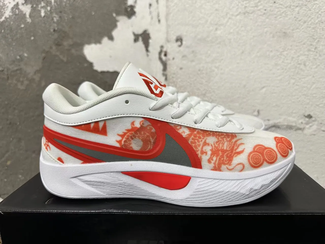 Nike সাদা লাল হাই-টপ সিলহুয়েট মেশ এবং সিন্থেটিক উপরের বাস্কেটবল জুতো 5