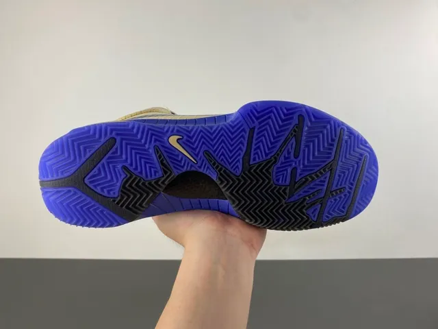 Nike Zoom Kobe IV बेज और रॉयल ब्लू बास्केटबॉल जूते 10