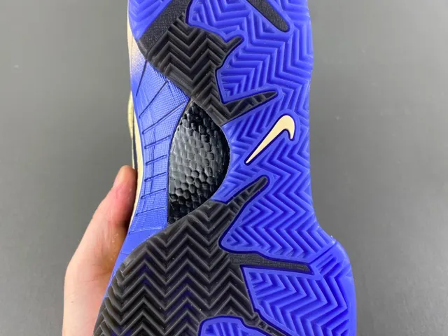 Nike Zoom Kobe IV बेज और रॉयल ब्लू बास्केटबॉल जूते 11