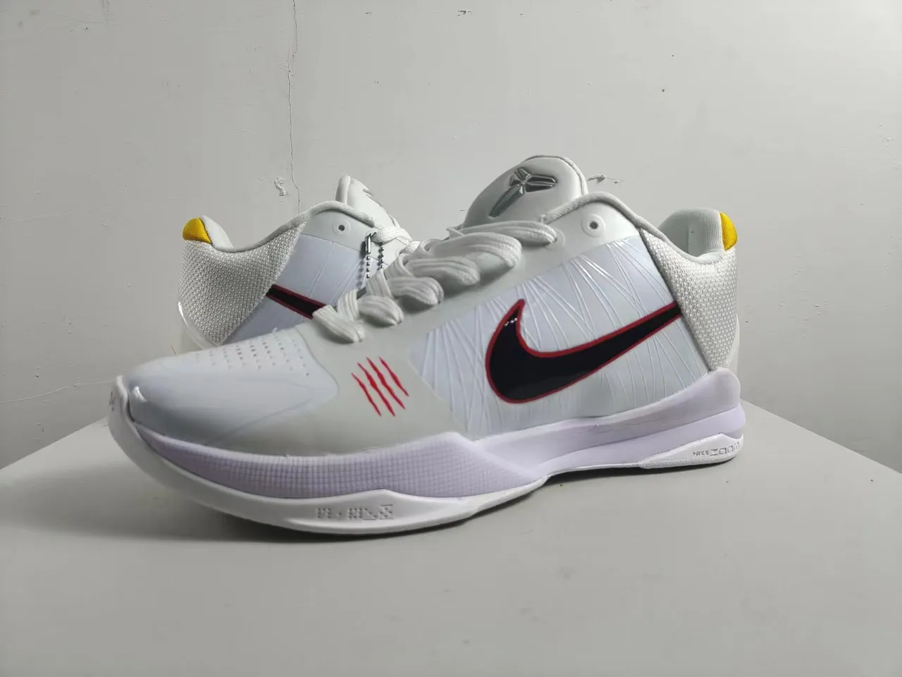 Nike Zoom Kobe V White Black Red أحذية كرة السلة 2