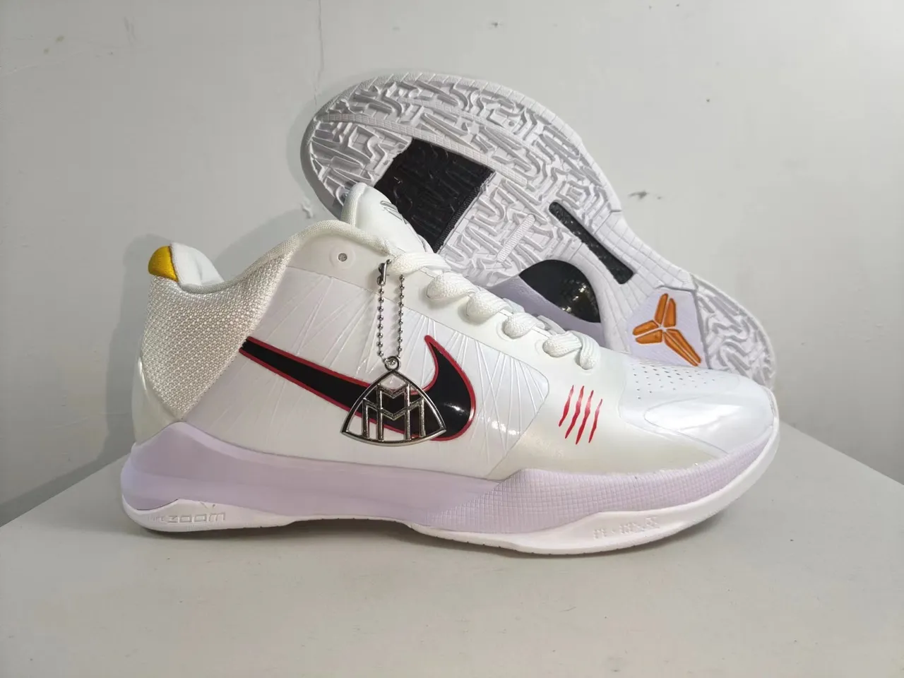 Nike Zoom Kobe V White Black Red أحذية كرة السلة 3