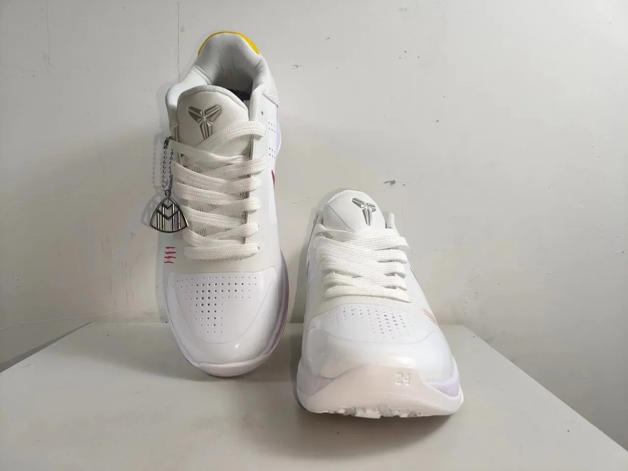 Nike Zoom Kobe V White Black Red أحذية كرة السلة 4