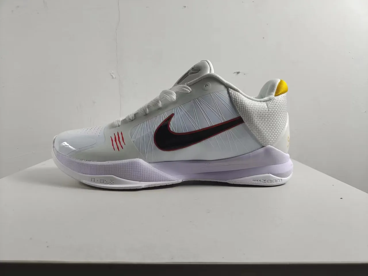 Nike Zoom Kobe V White Black Red أحذية كرة السلة 6