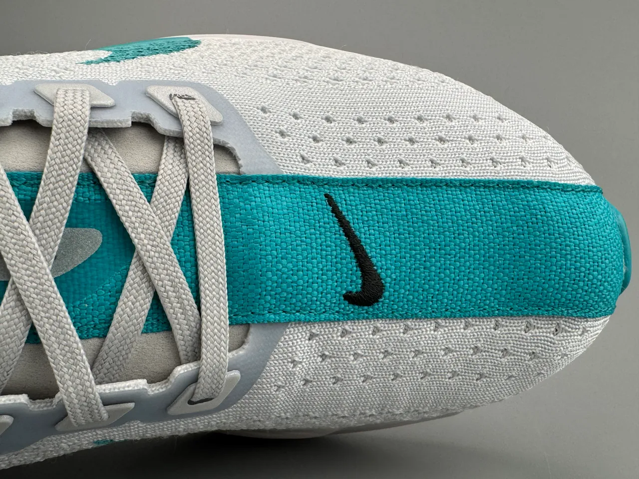 Nike ZoomX Chaussures de course avec upper en maille blanc et bleu, semelle intermédiaire sculptée 2