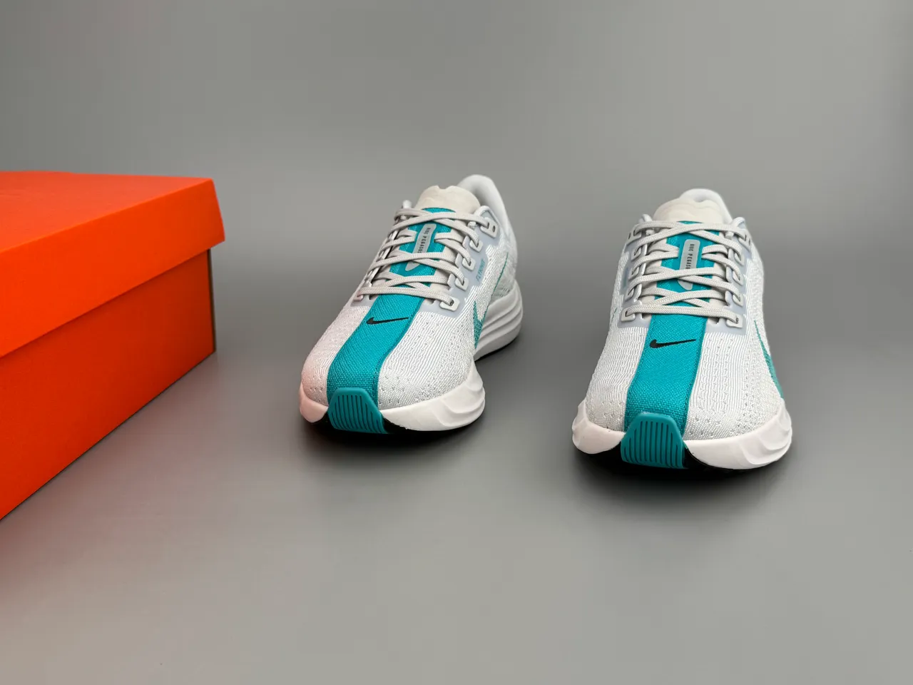 Nike ZoomX Chaussures de course avec upper en maille blanc et bleu, semelle intermédiaire sculptée 3