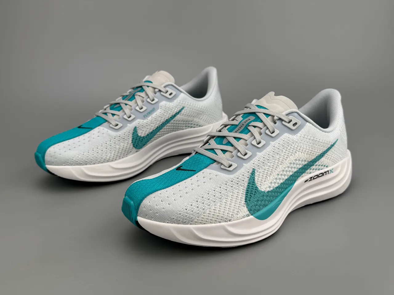 Nike ZoomX Chaussures de course avec upper en maille blanc et bleu, semelle intermédiaire sculptée 5
