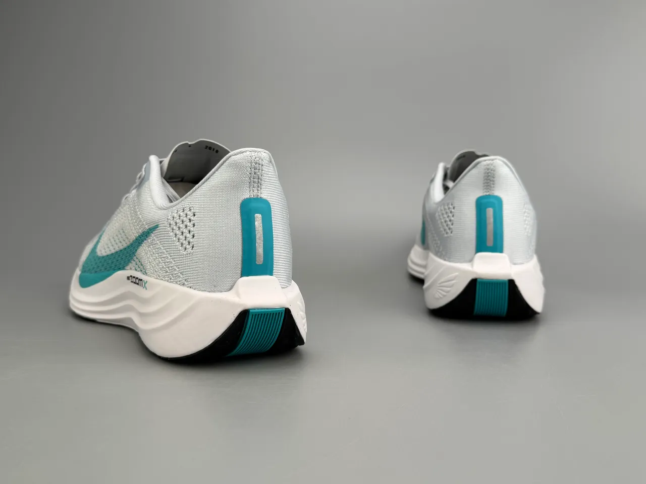 Nike ZoomX Chaussures de course avec upper en maille blanc et bleu, semelle intermédiaire sculptée 6