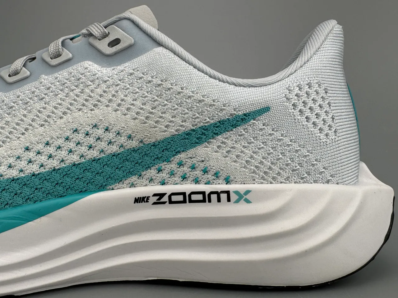 Nike ZoomX Chaussures de course avec upper en maille blanc et bleu, semelle intermédiaire sculptée 7