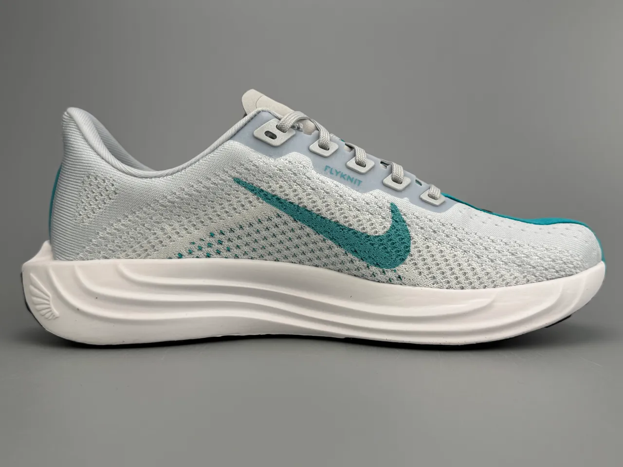 Nike ZoomX Chaussures de course avec upper en maille blanc et bleu, semelle intermédiaire sculptée 10