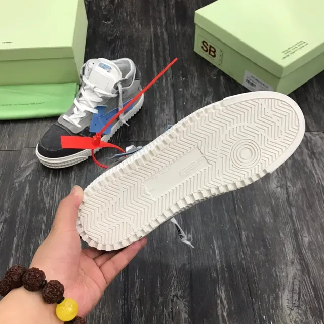 Off-White Sneakers Lifestyle Gris y Negro de Alto con Paneles de Ante 2