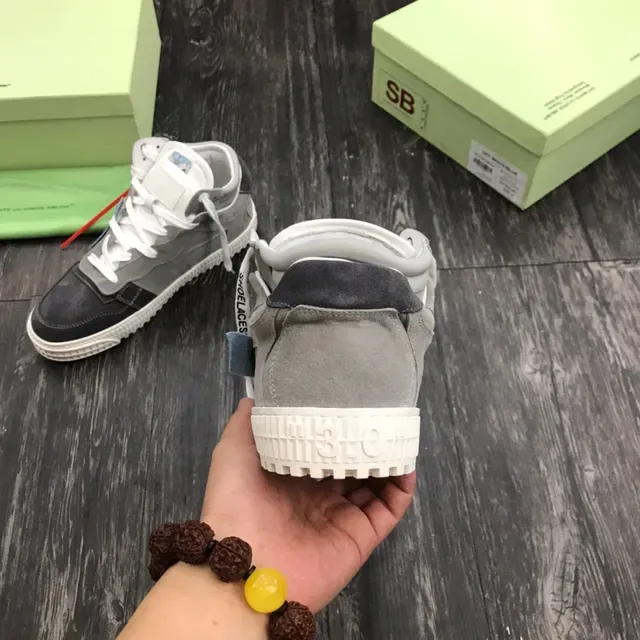Off-White Sneakers Lifestyle Gris y Negro de Alto con Paneles de Ante 3