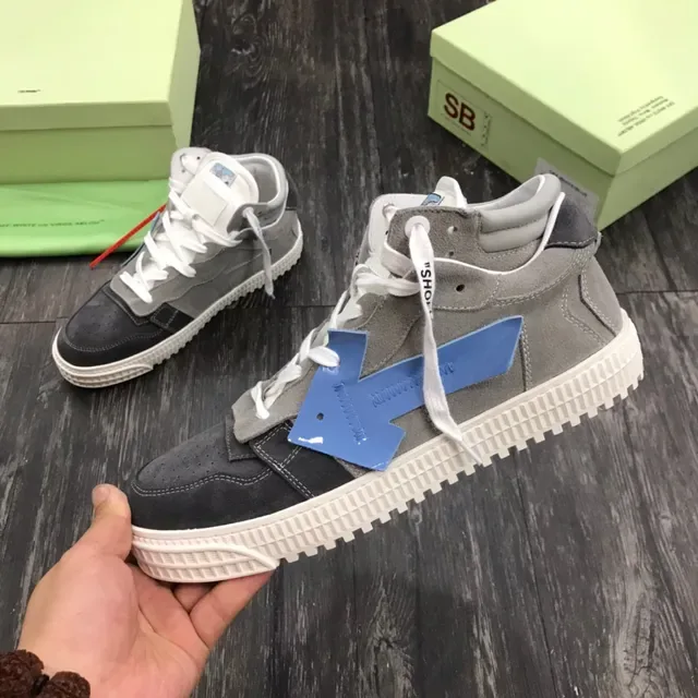 Off-White Sneakers Lifestyle Gris y Negro de Alto con Paneles de Ante 4