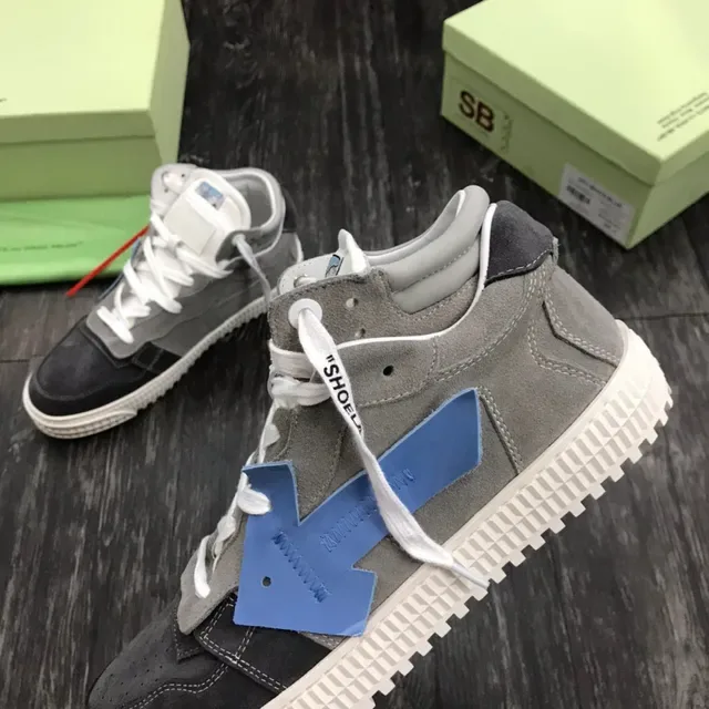 Off-White Sneakers Lifestyle Gris y Negro de Alto con Paneles de Ante 5