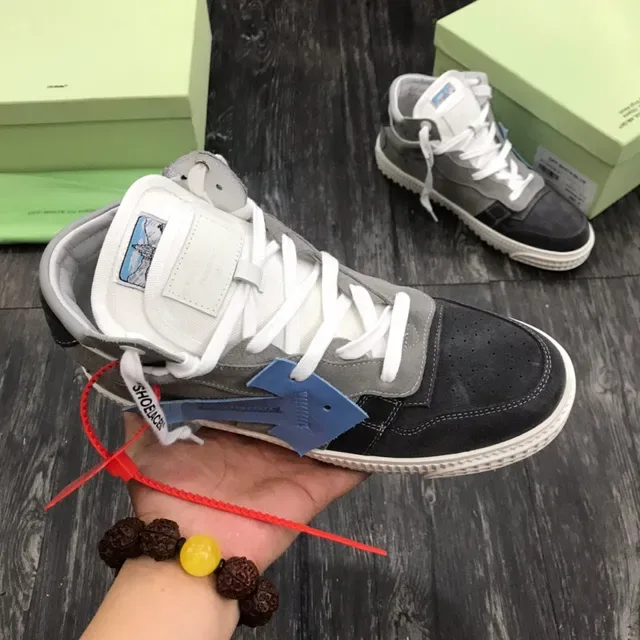 Off-White Sneakers Lifestyle Gris y Negro de Alto con Paneles de Ante 6
