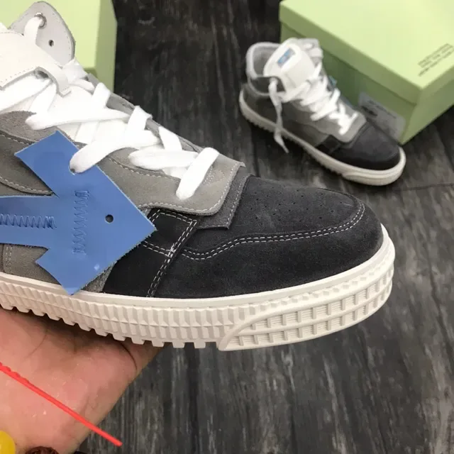 Off-White Sneakers Lifestyle Gris y Negro de Alto con Paneles de Ante 7