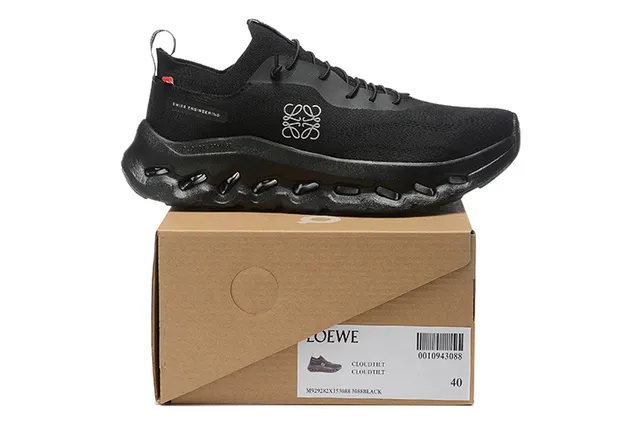 Tênis de corrida com upper de malha preto e prata e meia-sole podded 2