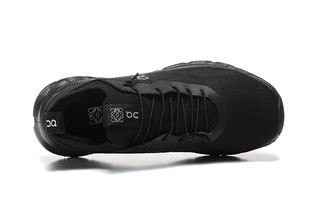 Tênis de corrida com upper de malha preto e prata e meia-sole podded 3