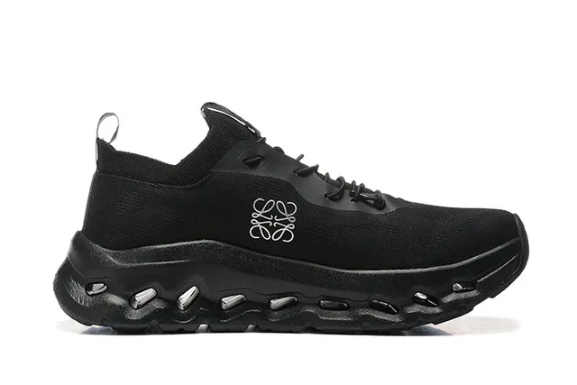 Tênis de corrida com upper de malha preto e prata e meia-sole podded 4