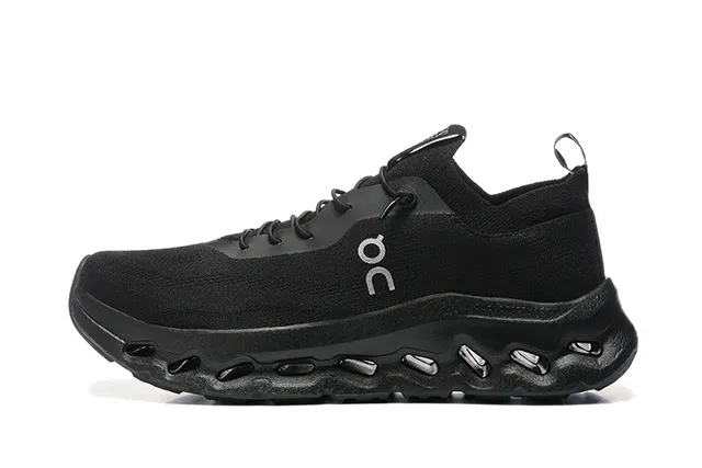 Tênis de corrida com upper de malha preto e prata e meia-sole podded 5