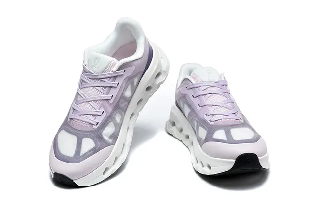 On Tênis Corrida Preto Branco Malha Engineered Superior Aberto Hexagonal CloudTec Pods 4