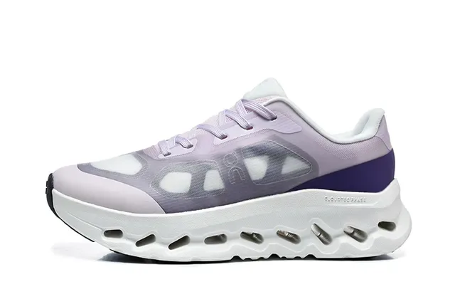 On Tênis Corrida Preto Branco Malha Engineered Superior Aberto Hexagonal CloudTec Pods 5