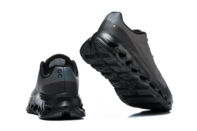 On Tênis Corrida Preto Branco Malha Engineered Superior Aberto Hexagonal CloudTec Pods 9