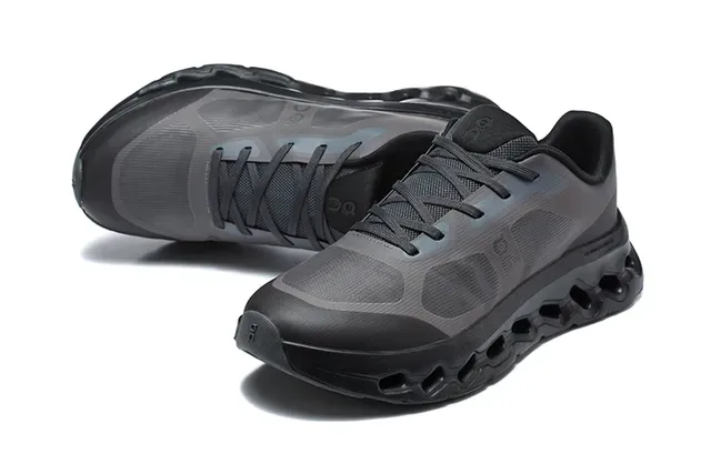 On Tênis Corrida Preto Branco Malha Engineered Superior Aberto Hexagonal CloudTec Pods 12
