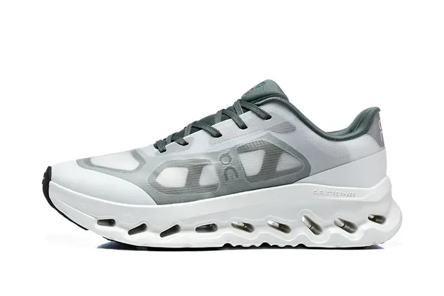 On Tênis Corrida Preto Branco Malha Engineered Superior Aberto Hexagonal CloudTec Pods 23