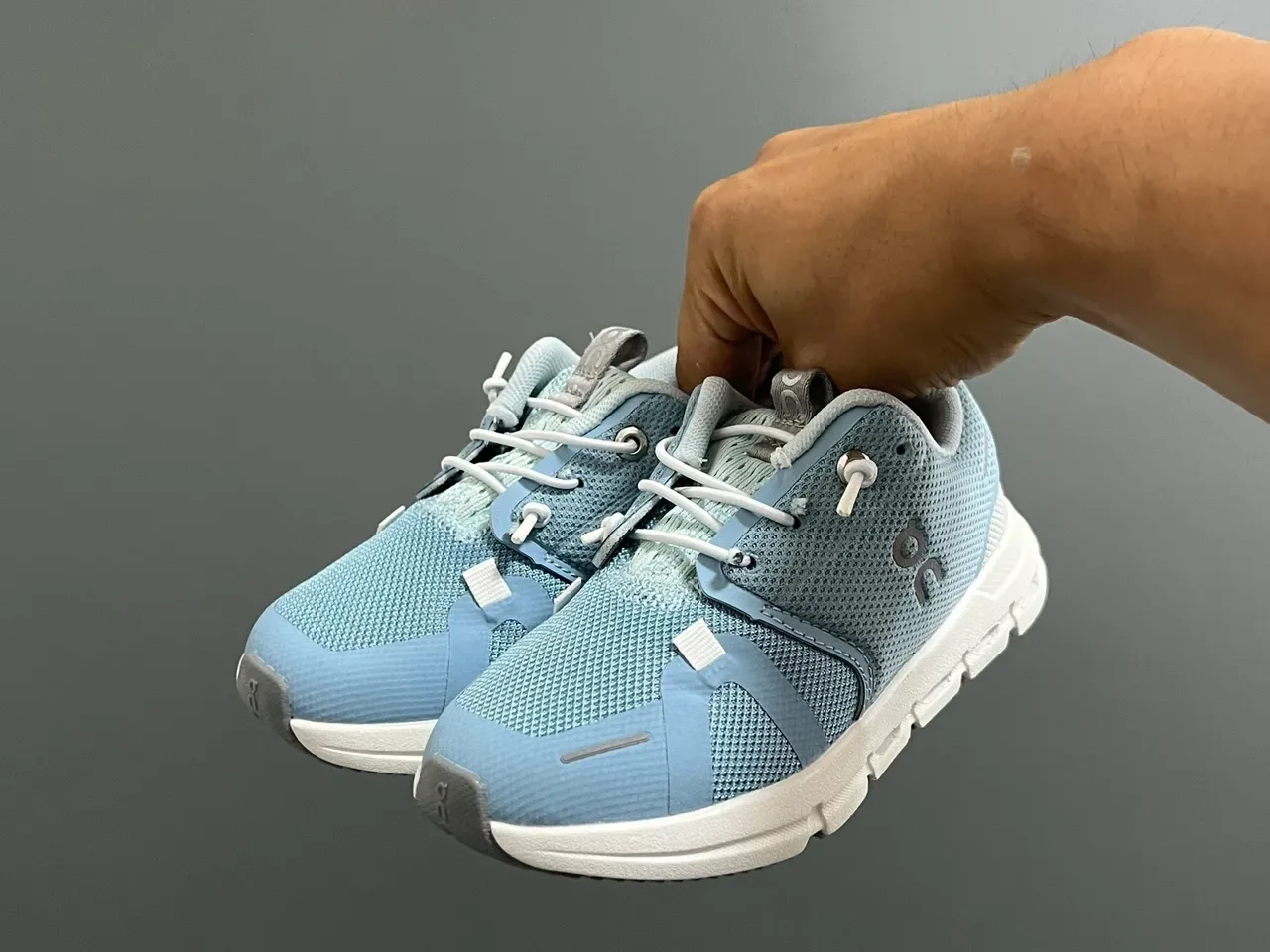 On tênis lifestyle azul branco de baixa com malha 12