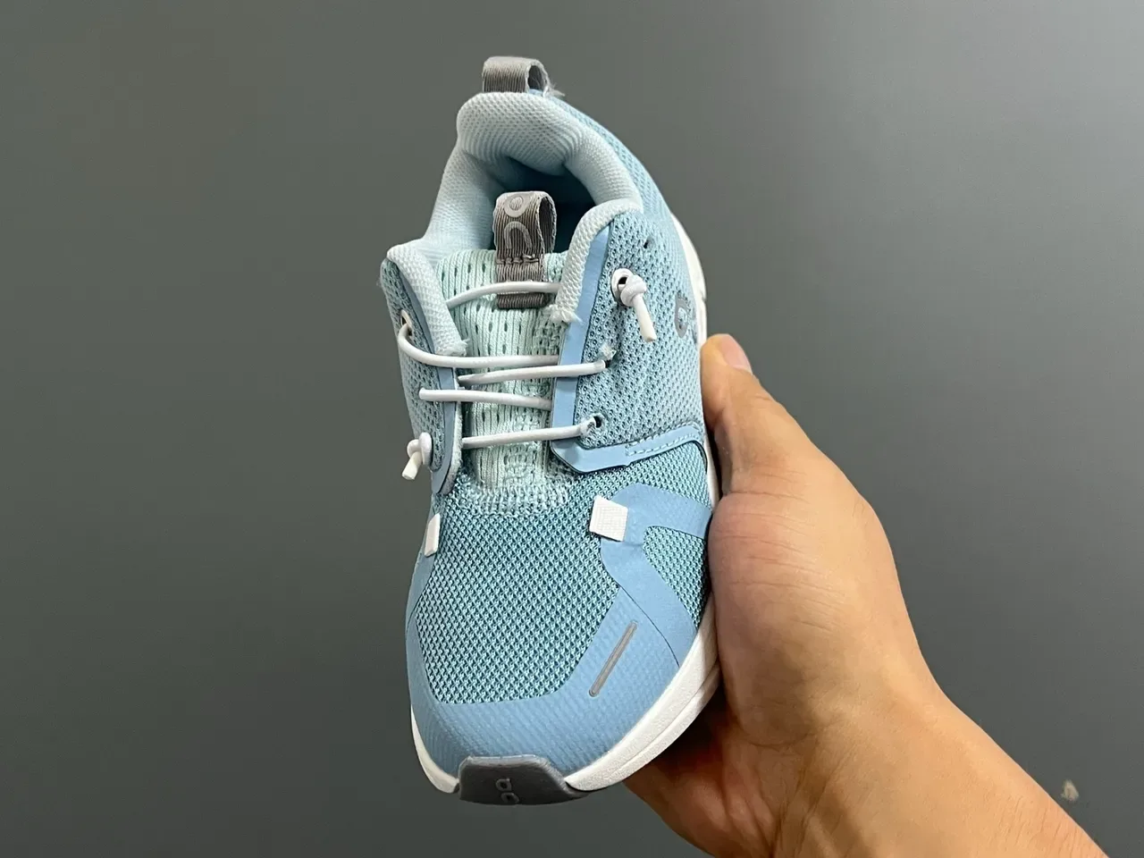 On tênis lifestyle azul branco de baixa com malha 13