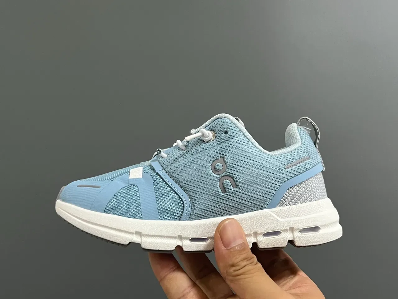On tênis lifestyle azul branco de baixa com malha 14