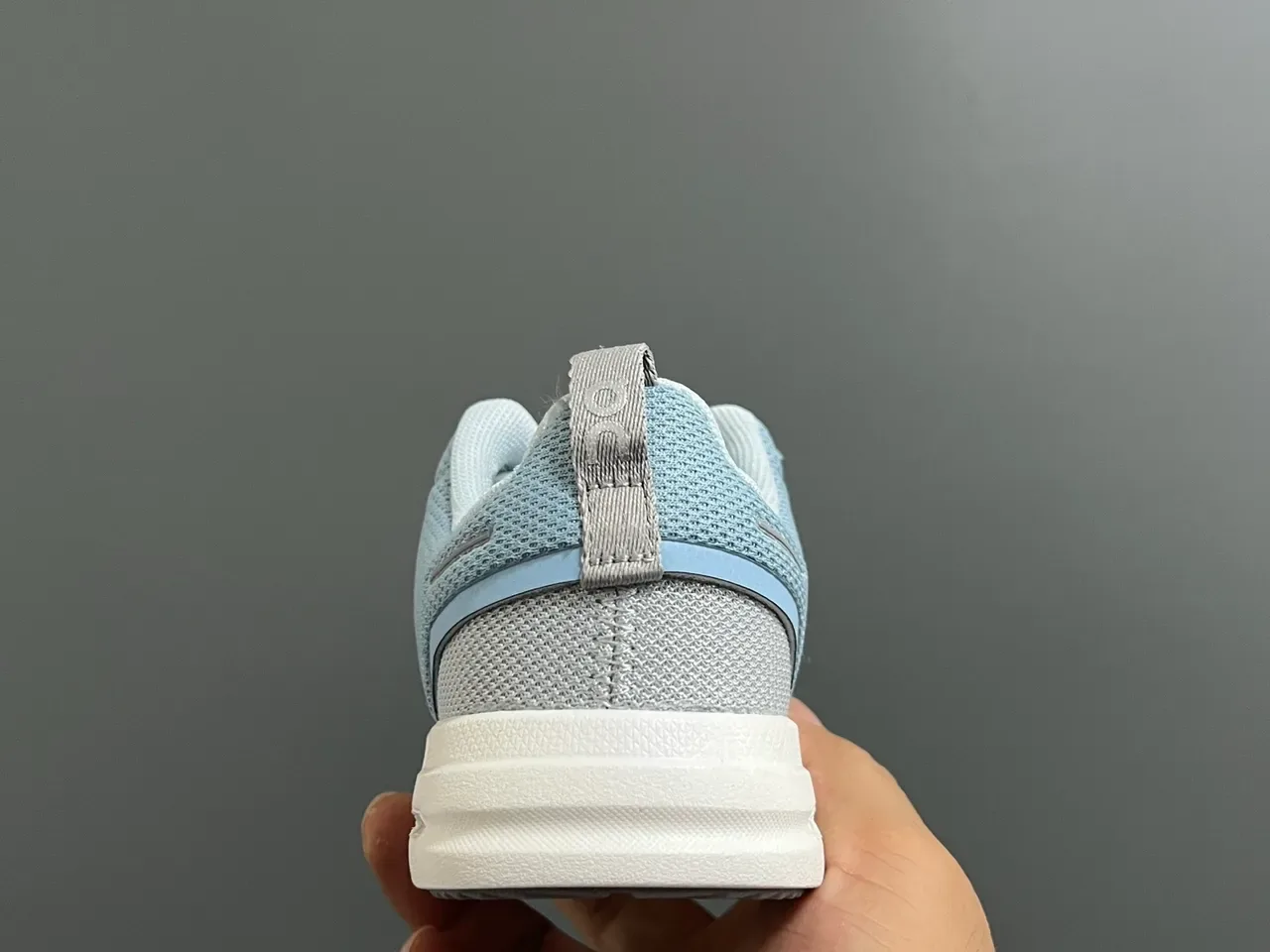 On tênis lifestyle azul branco de baixa com malha 16