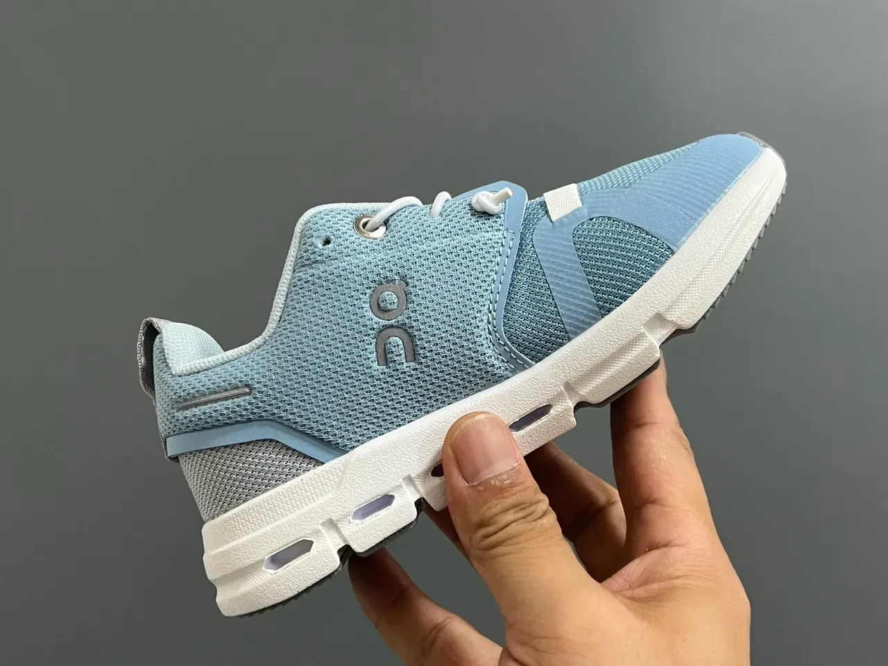 On tênis lifestyle azul branco de baixa com malha 17