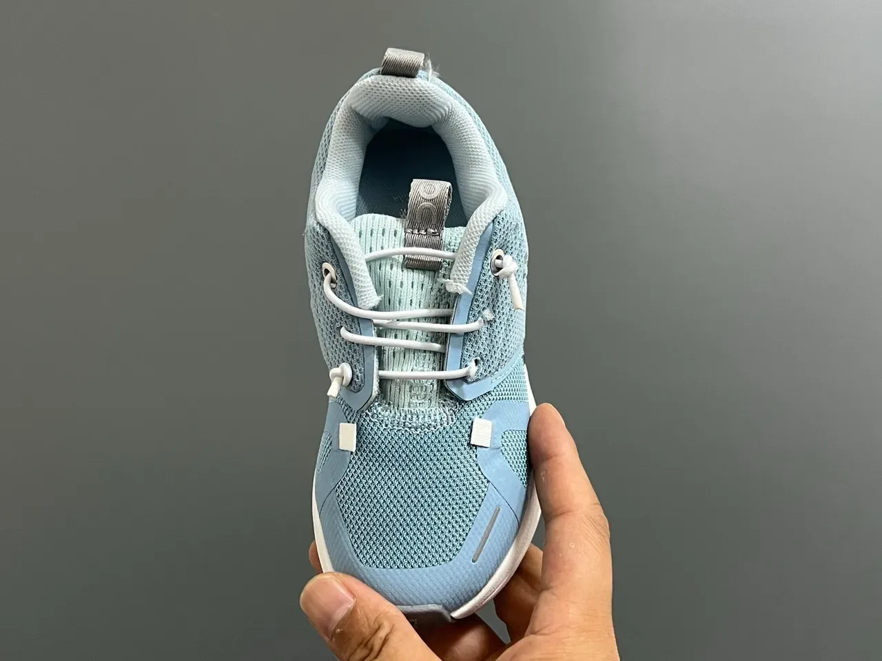On tênis lifestyle azul branco de baixa com malha 18
