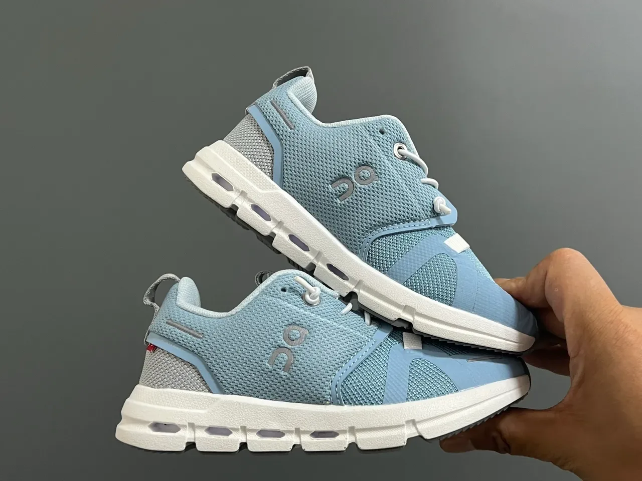 On tênis lifestyle azul branco de baixa com malha 19