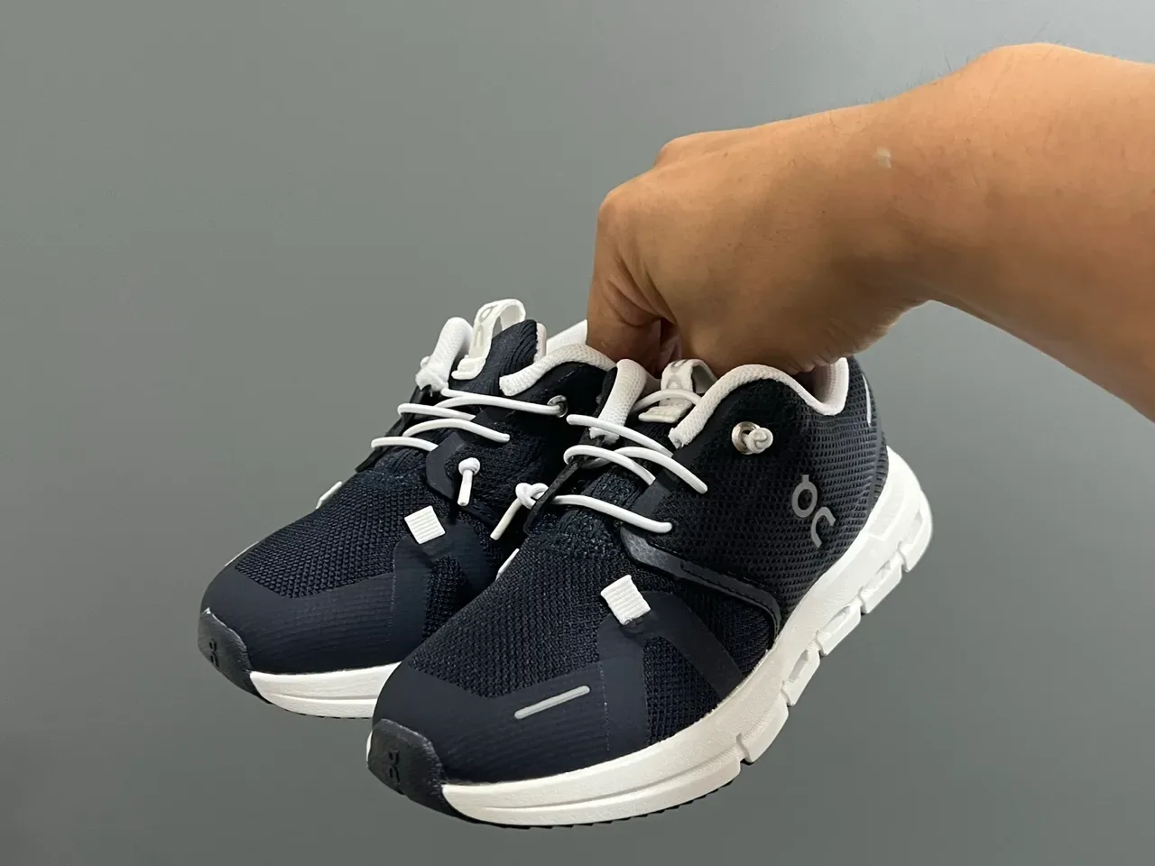 On tênis lifestyle azul branco de baixa com malha 22