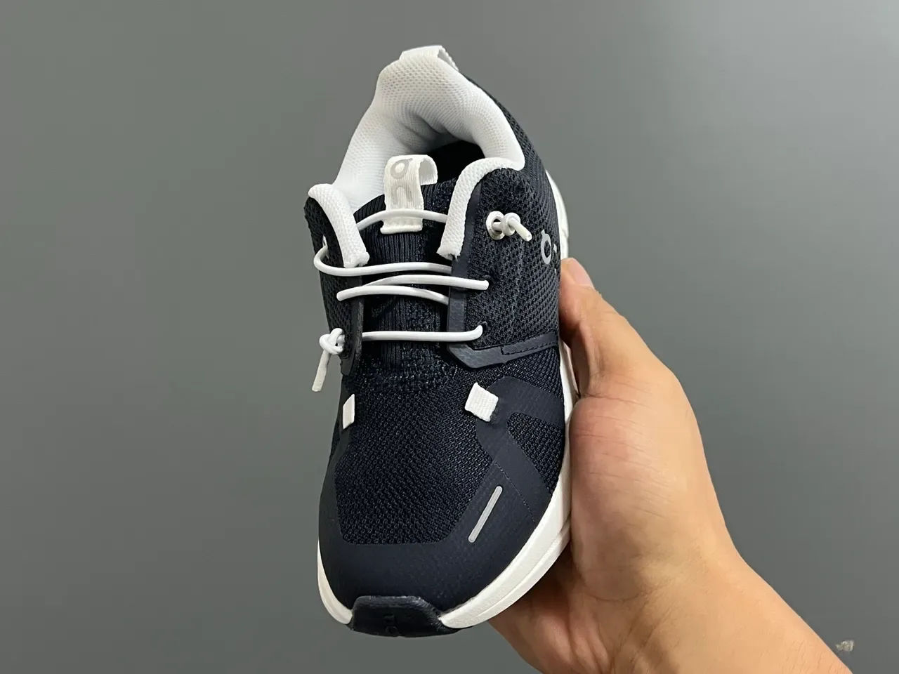 On tênis lifestyle azul branco de baixa com malha 24