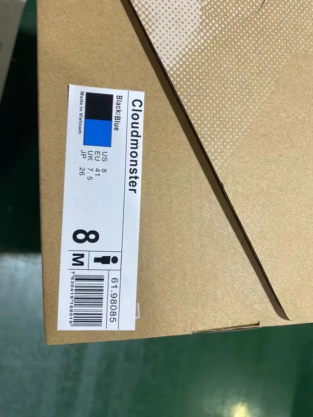On Cloudmonster 黑色、紫色、蓝色跑鞋 10