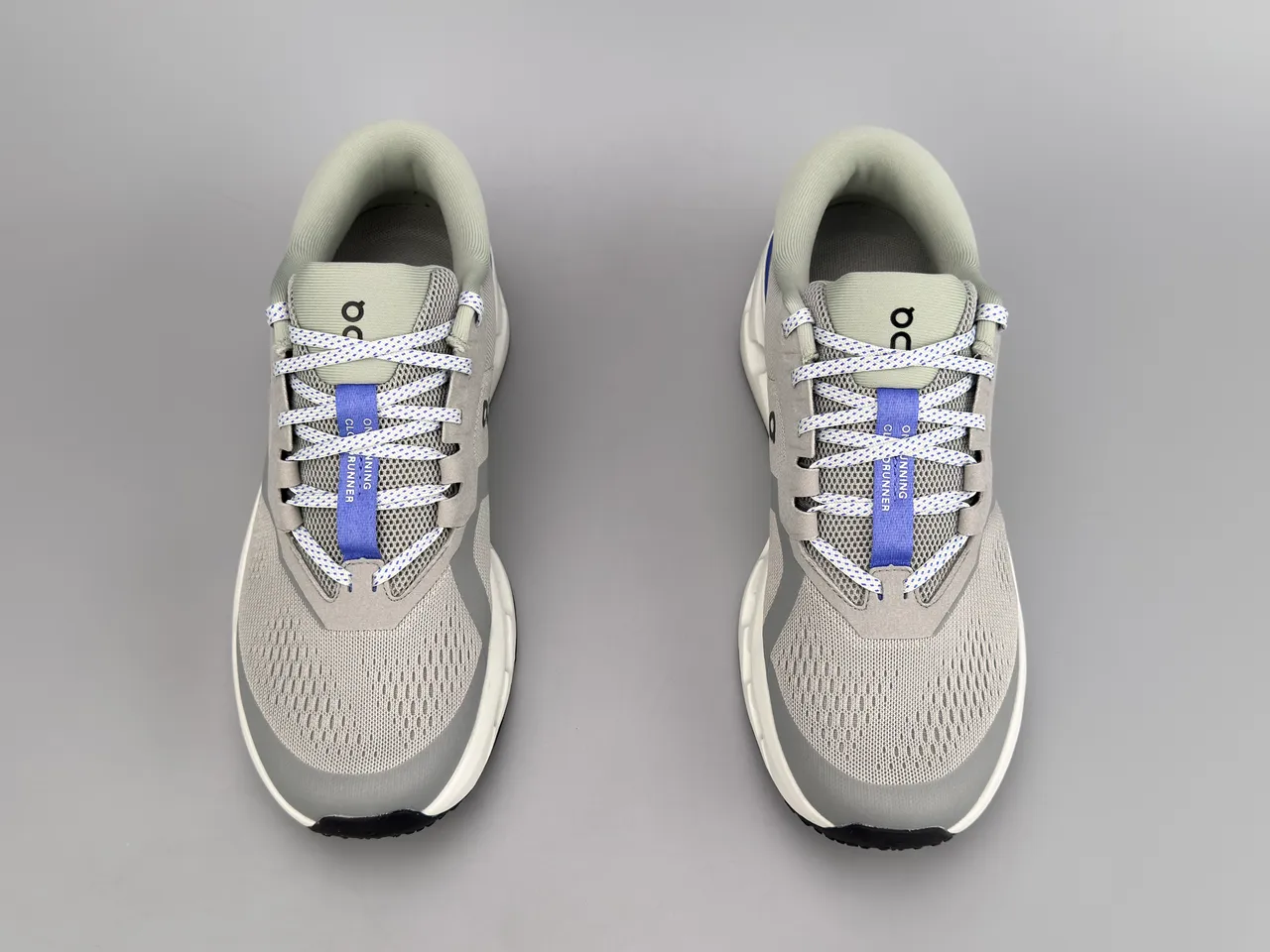 On Cloudmonster Chaussures de course grises et bleues 9