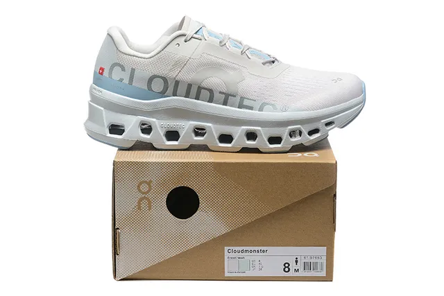 On Cloudmonster हल्का भूरा और हल्का नीला रनिंग जूते 2