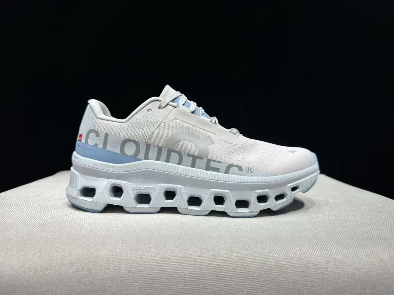 On Cloudmonster हल्का भूरा और हल्का नीला रनिंग जूते 10