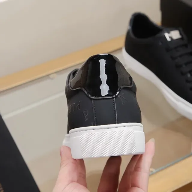 Philipp Plein Monogram-Embossado Lifestyle Sneaker Preto Branco Superior Couro Sintético Suave Acabamento Lifestyle Sneakers 3