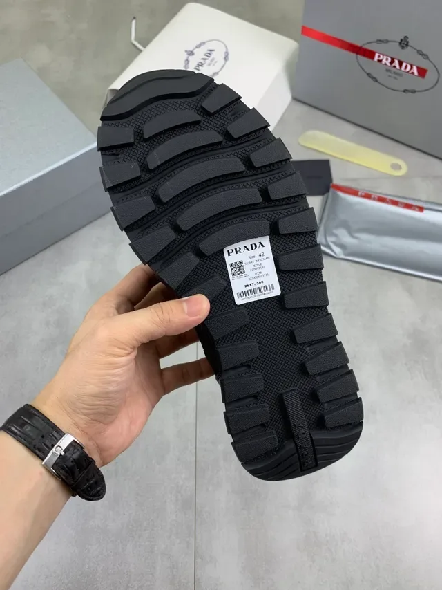 Prada Tênis Lifestyle Preto e Marrom Camurça e Malha Parte Superior Fecho Alça Logo 3