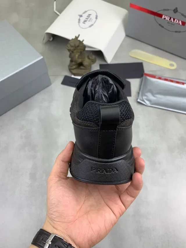 Prada Tênis Lifestyle Preto e Marrom Camurça e Malha Parte Superior Fecho Alça Logo 4