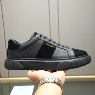 Prada 黑金 皮革和麂皮拼接条纹生活方式运动鞋